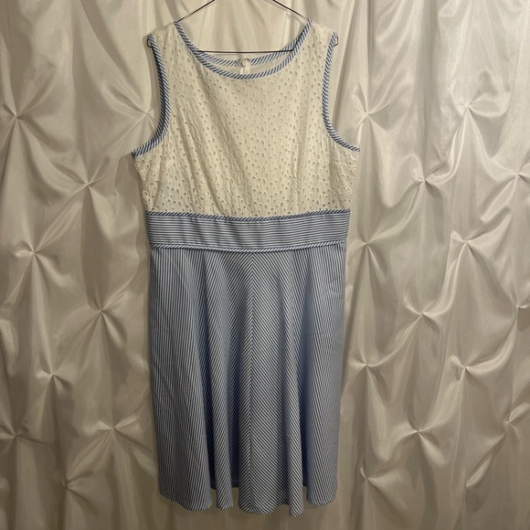 London Style Dresses & Skirts - London Style Blue and White Textured Midi Dress